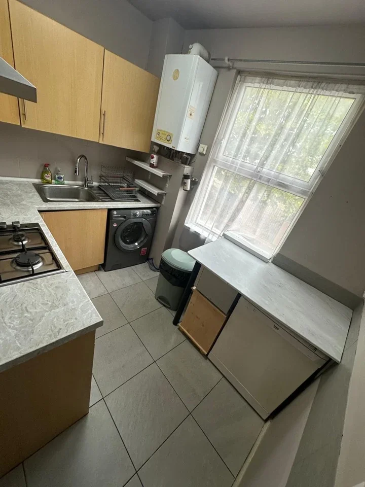 Flat Cann Hall Road in Greater London