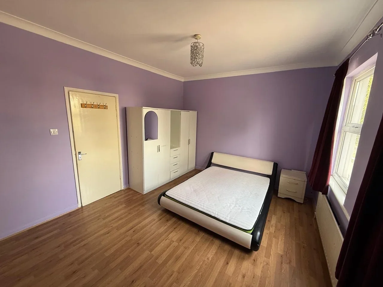 Flat Cann Hall Road in Greater London