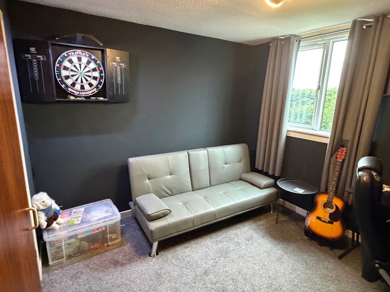 Room Braehead Road in Cumbernauld