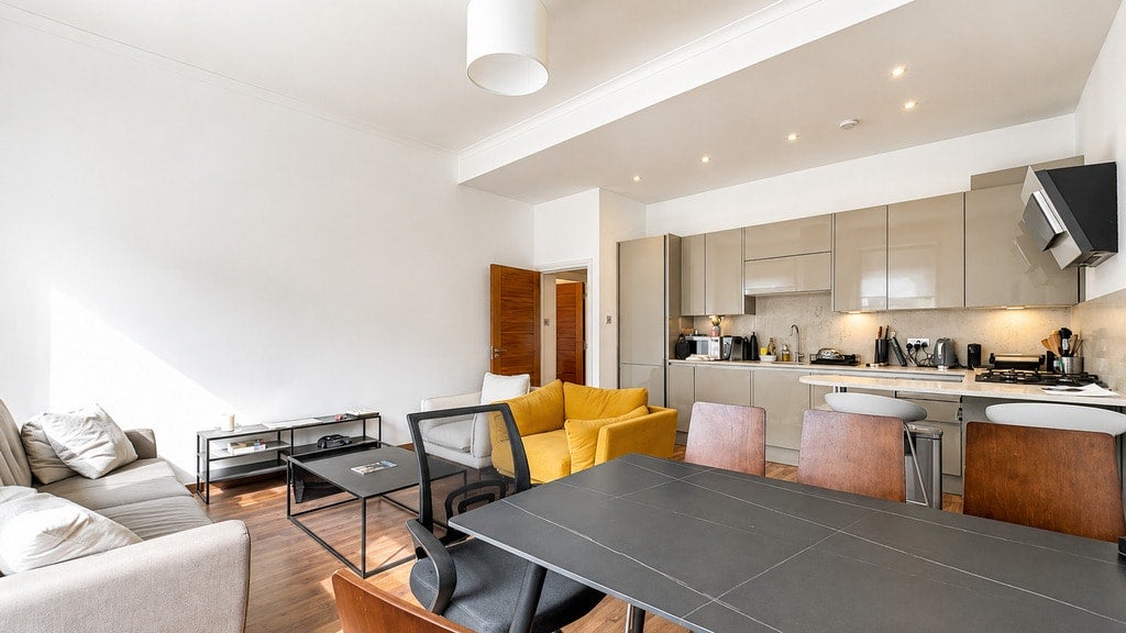 Flat Courtfield Road in Greater London
