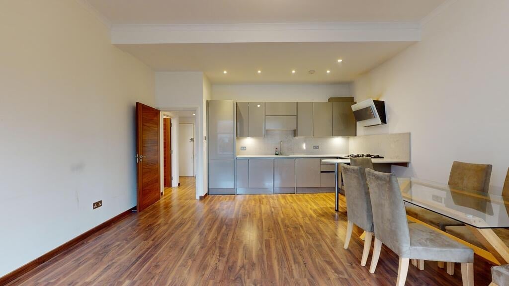 Flat Courtfield Road in Greater London