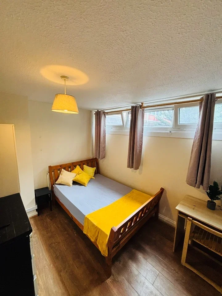 Room Thomas Baines Road in Greater London