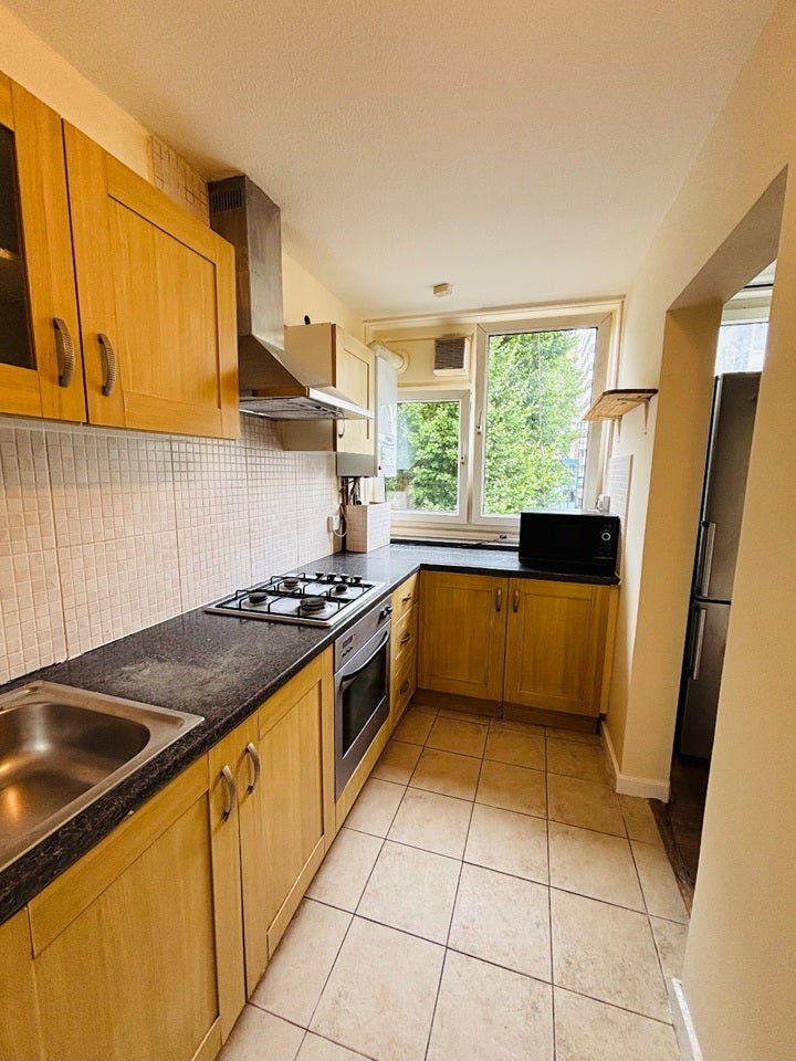 Room Thomas Baines Road in Greater London