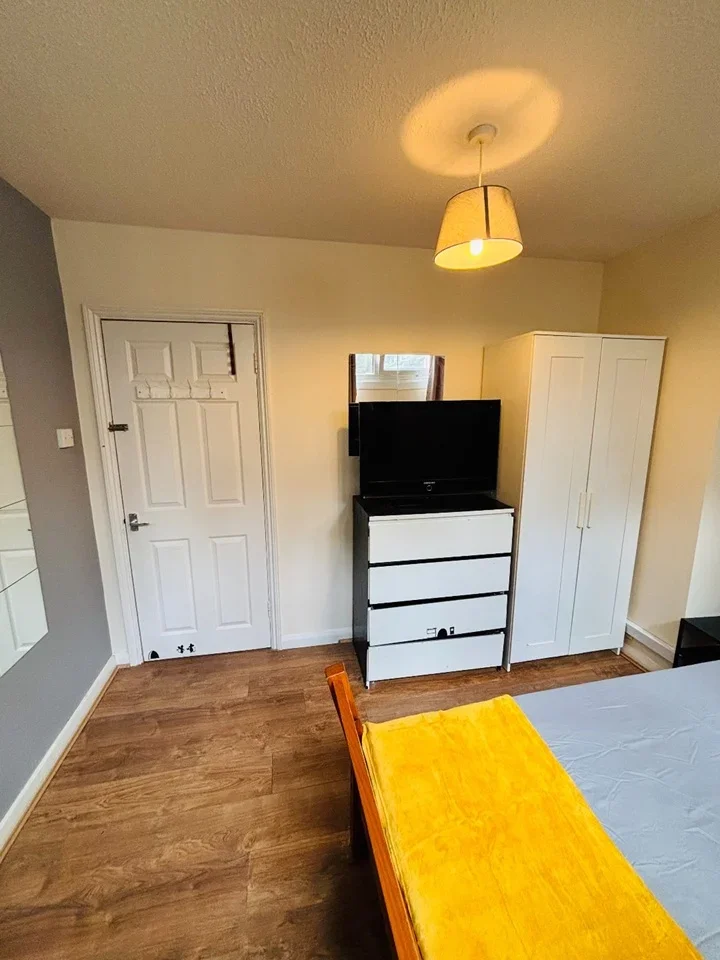 Room Thomas Baines Road in Greater London