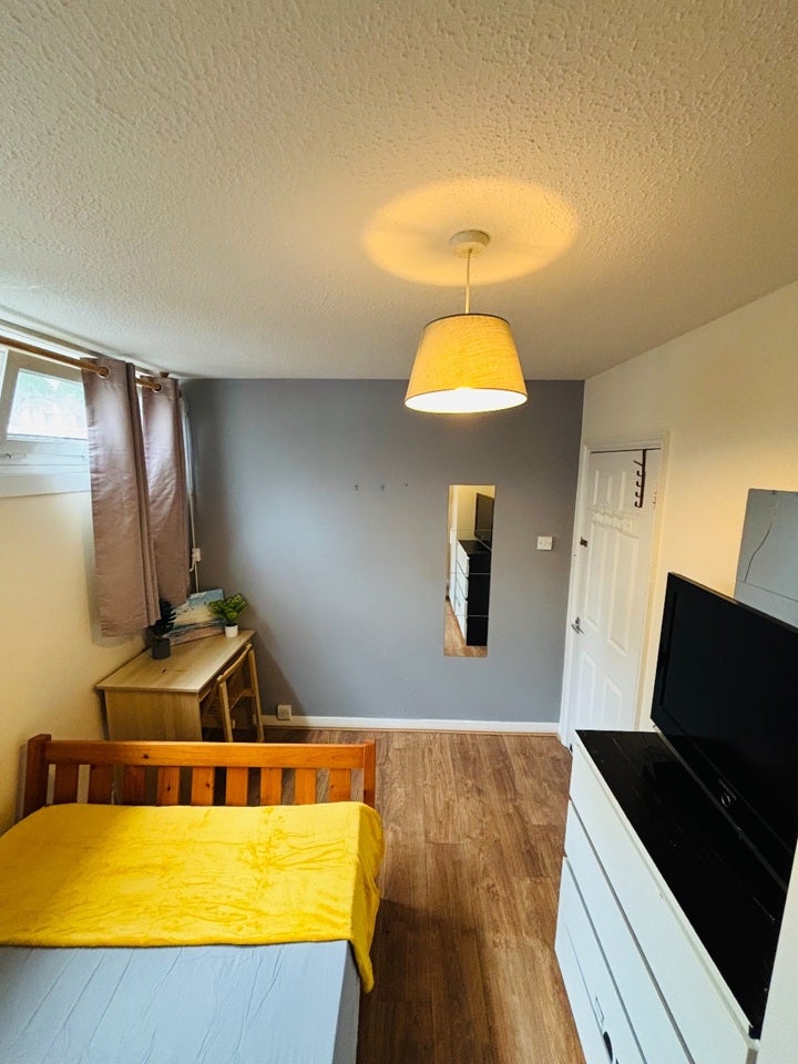 Room Thomas Baines Road in Greater London