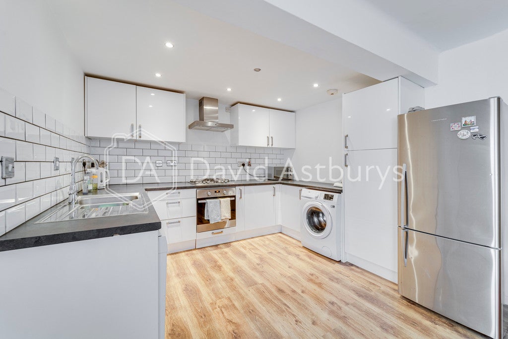 Flat Whiston Road in Greater London