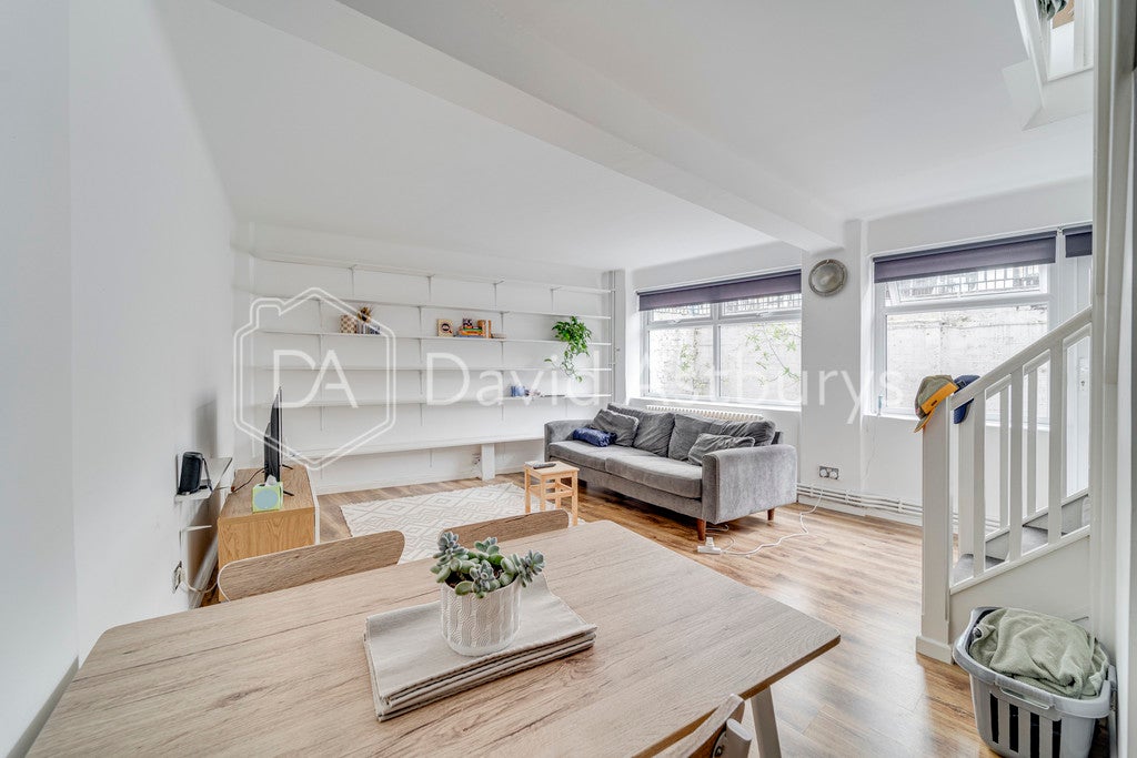 Flat Whiston Road in Greater London