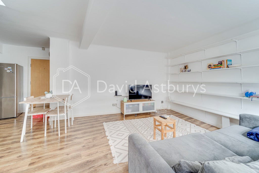 Flat Whiston Road in Greater London