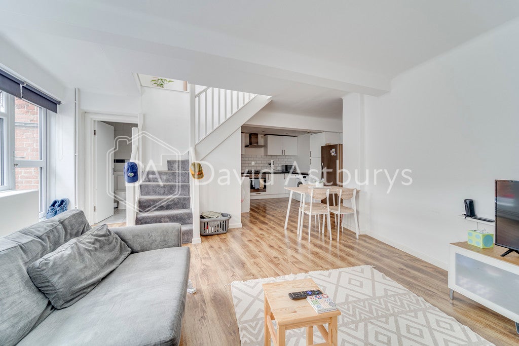 Flat Whiston Road in Greater London