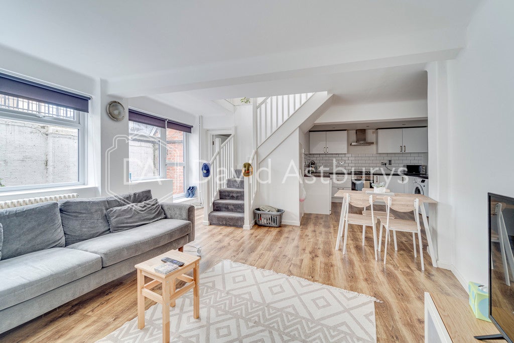 Flat Whiston Road in Greater London
