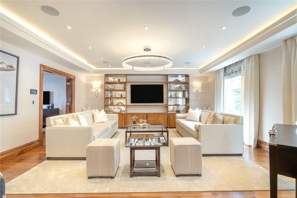 Flat Grosvenor Hill in City of Westminster