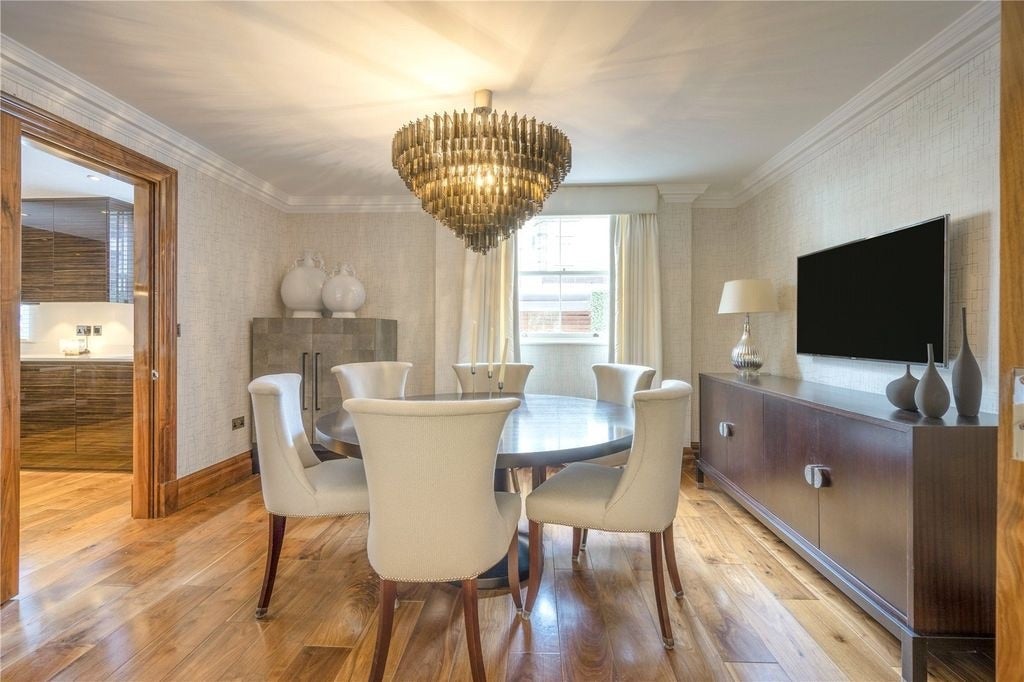Flat Grosvenor Hill in City of Westminster