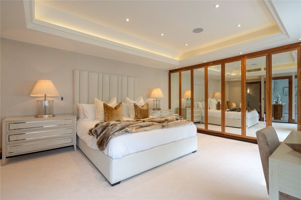 Flat Grosvenor Hill in City of Westminster