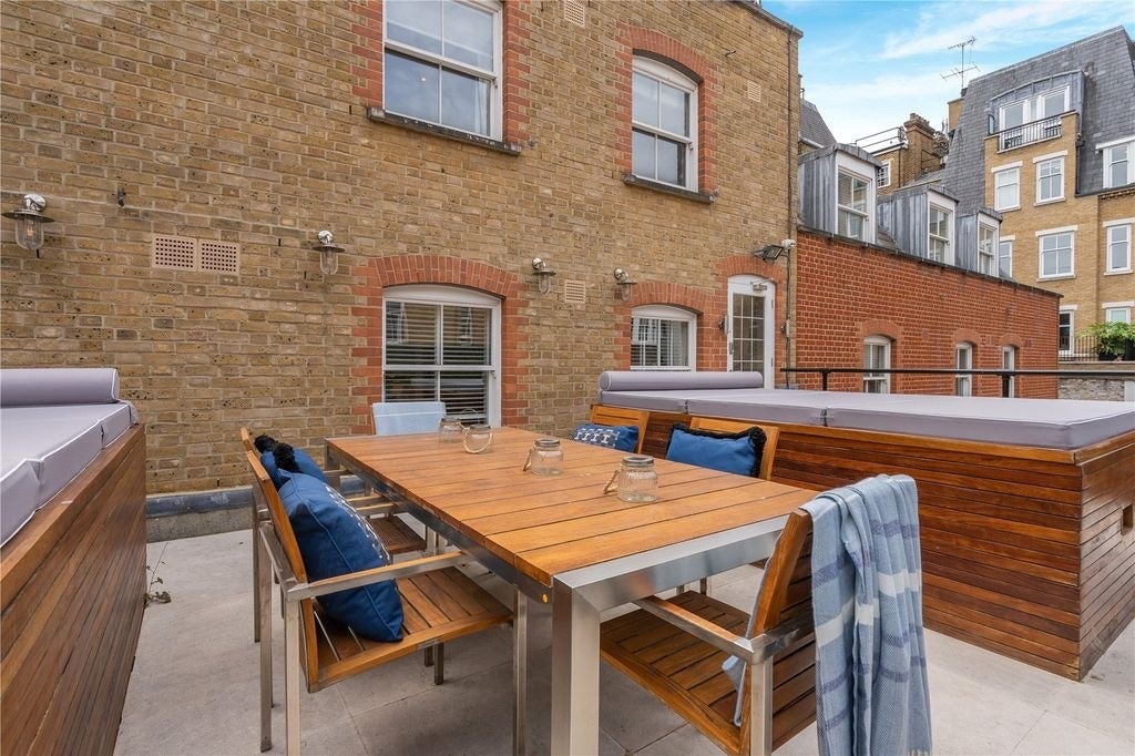 Flat Grosvenor Hill in City of Westminster