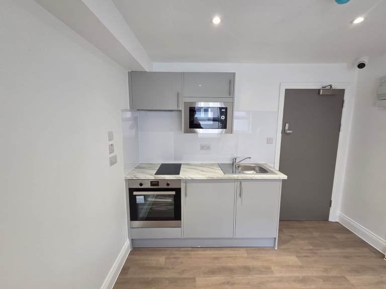 Flat Rosenthal Road in Greater London