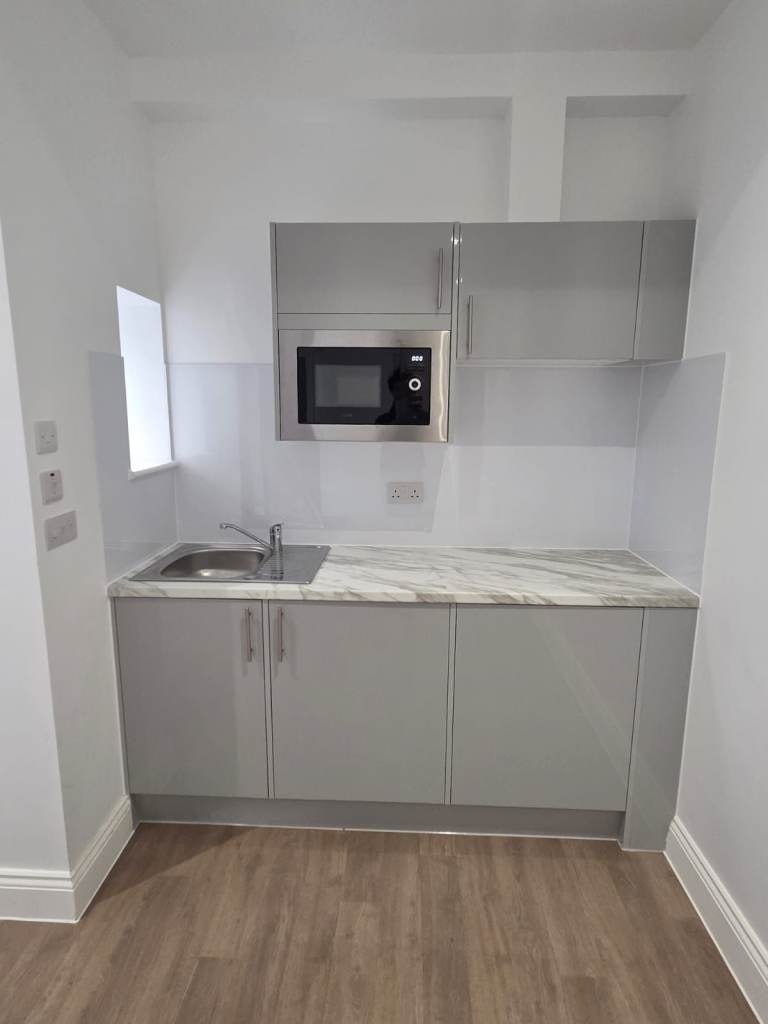 Flat Rosenthal Road in Greater London