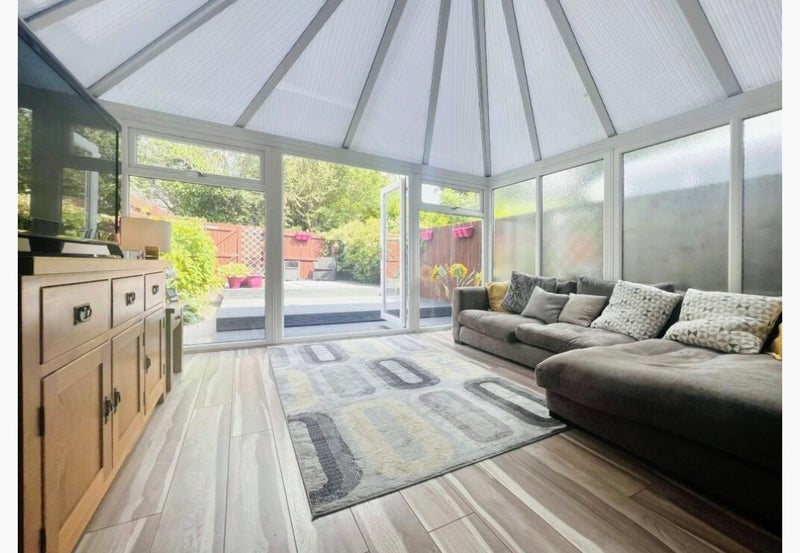 Room Nursery Close in Leeds