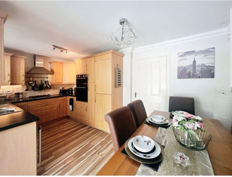 Room Nursery Close in Leeds