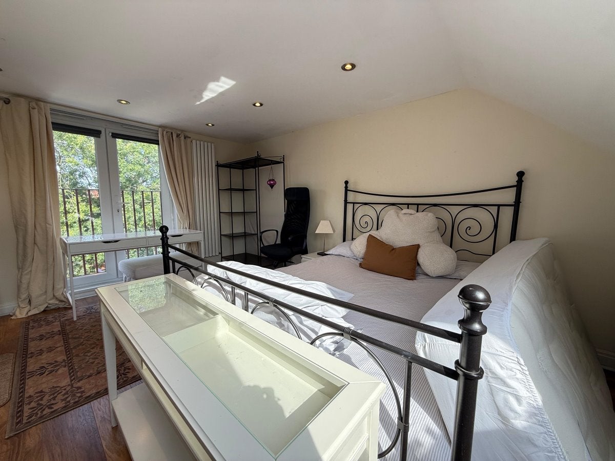 Flat Eastcote Avenue in Greater London