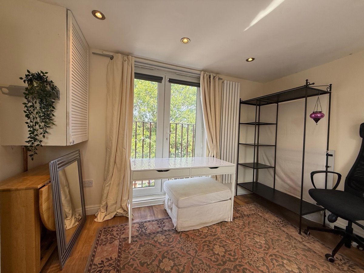 Flat Eastcote Avenue in Greater London