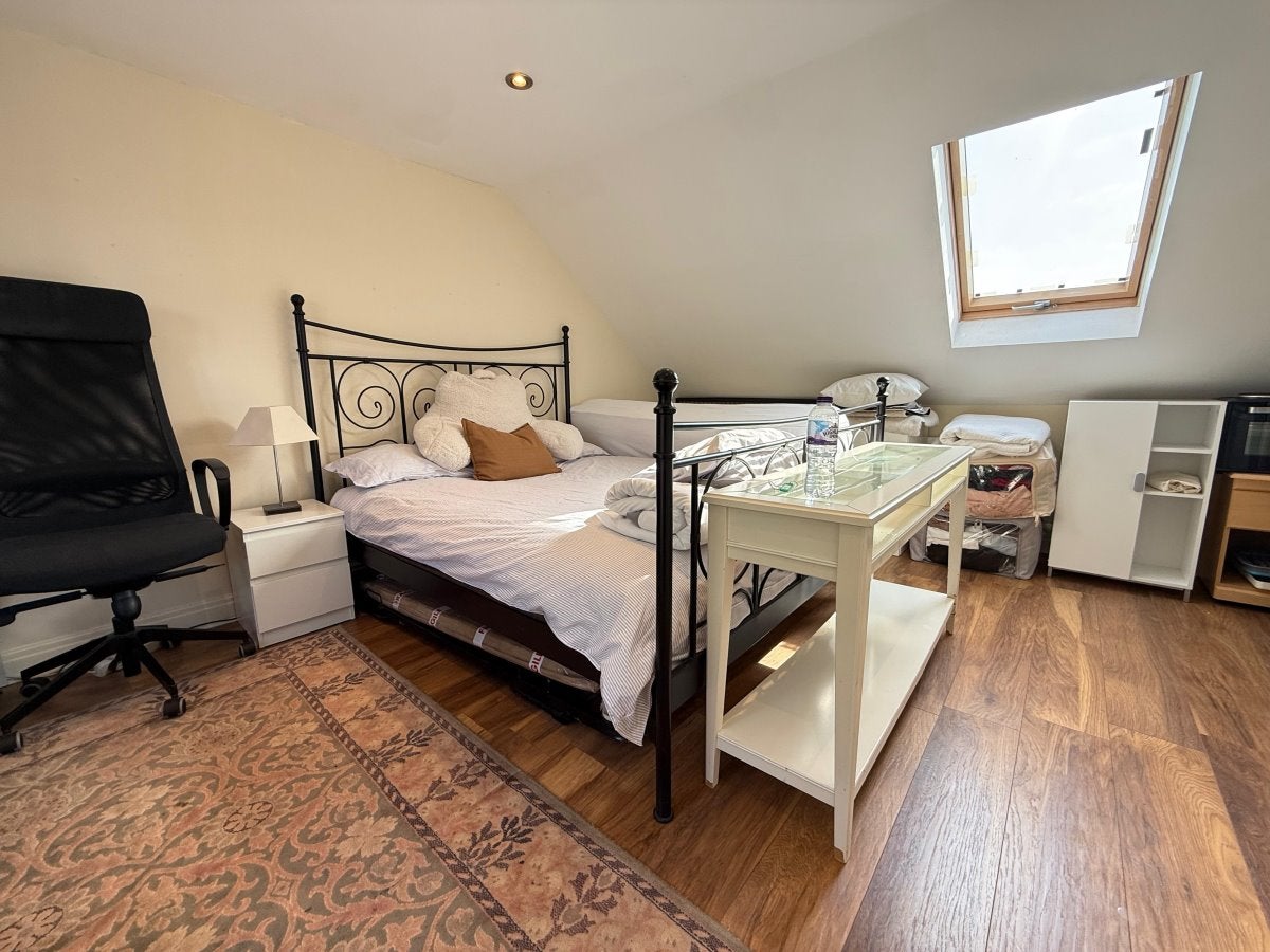 Flat Eastcote Avenue in Greater London
