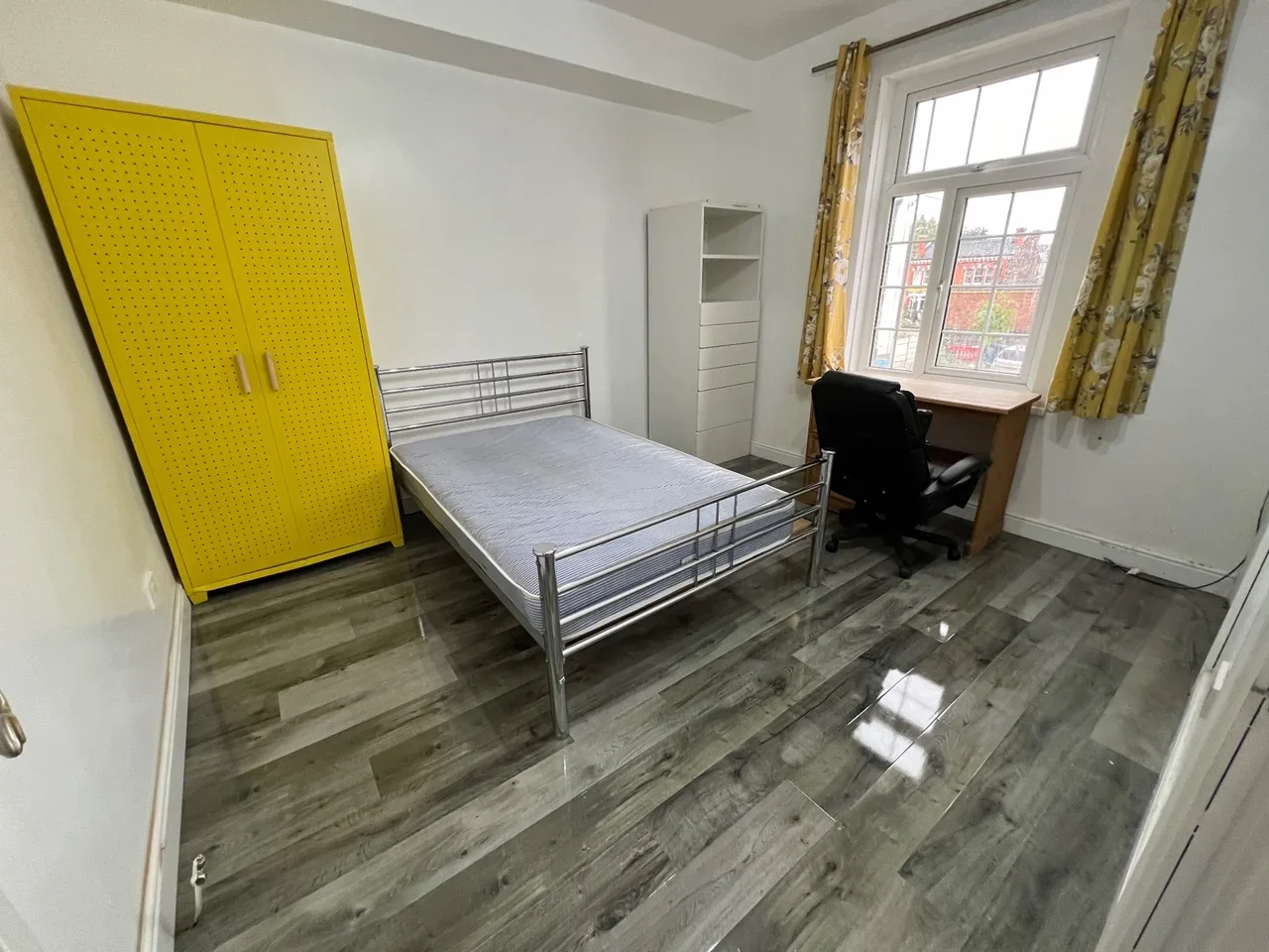 Flat Cromwell Grove in Manchester