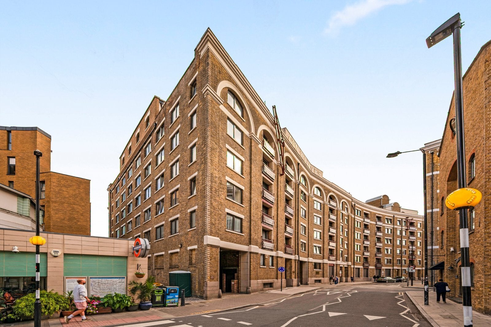 Flat Wapping High Street in Greater London
