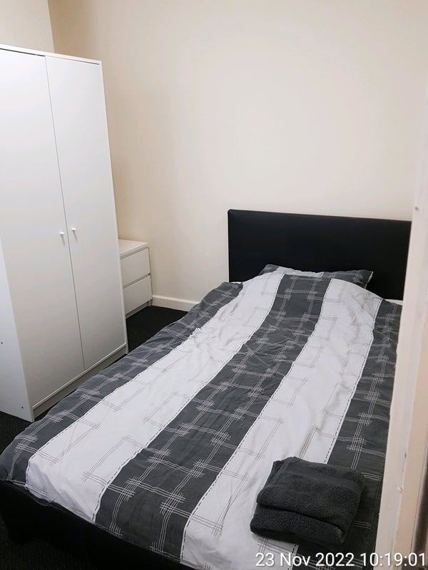 Room Hannan Road in Liverpool