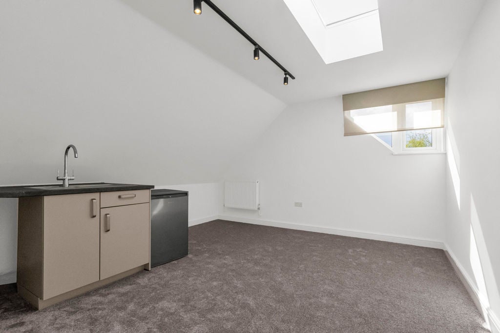 Room Mays Lane in Greater London