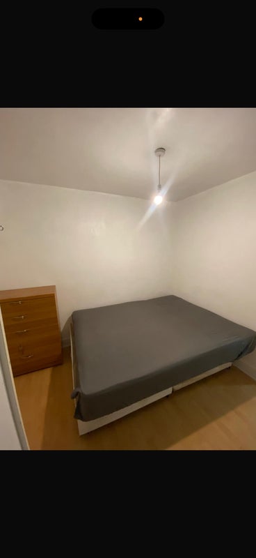 Room Westbury Road in Greater London