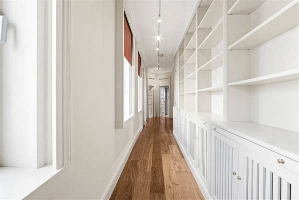 Flat Trinity Square in Greater London