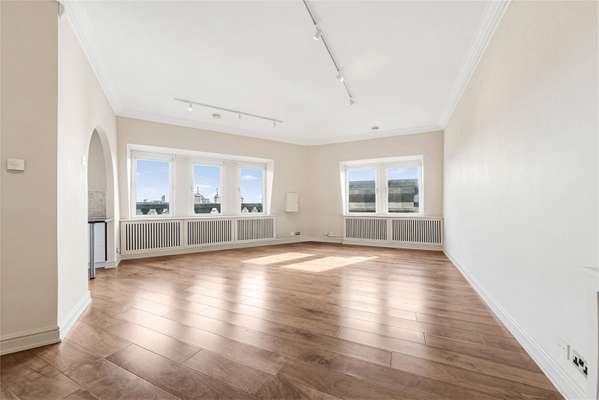 Flat Trinity Square in Greater London