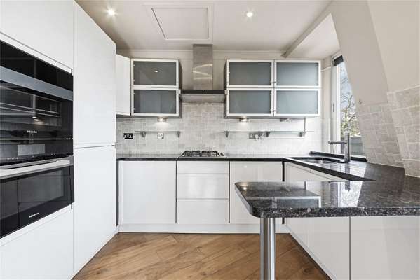 Flat Trinity Square in Greater London