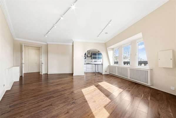 Flat Trinity Square in Greater London