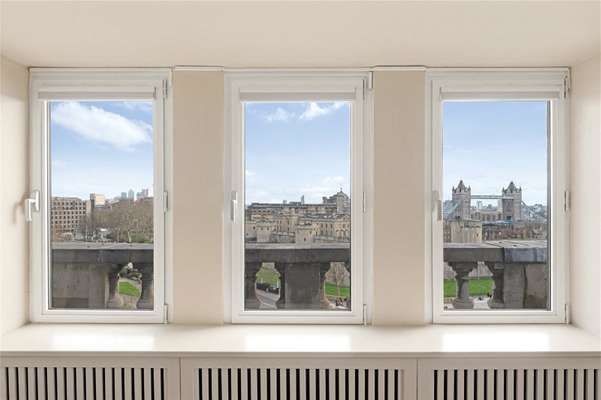 Flat Trinity Square in Greater London