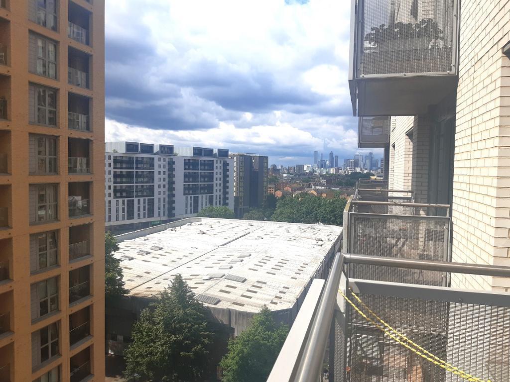 Flat Cornmill Lane in Greater London