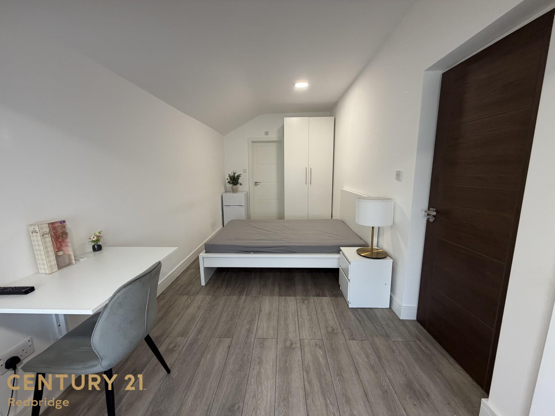 Room Falmouth Gardens in Greater London