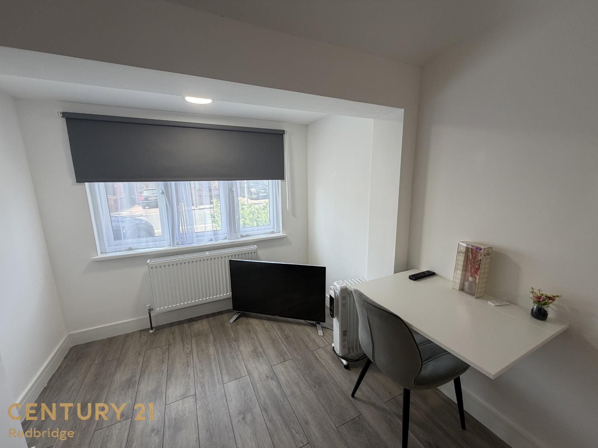 Room Falmouth Gardens in Greater London