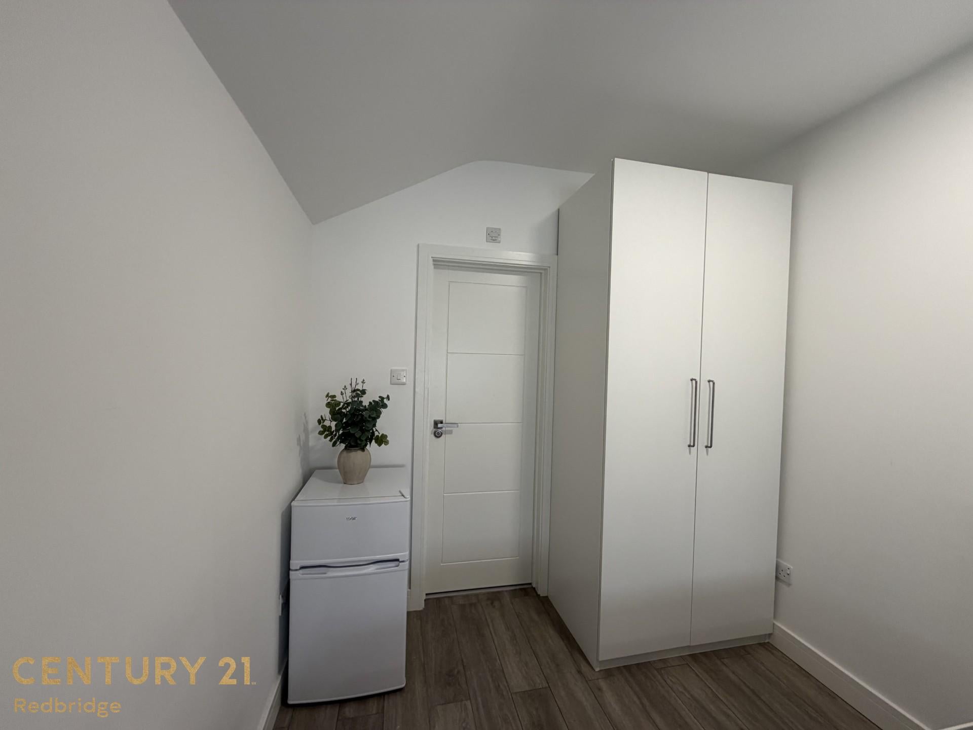 Room Falmouth Gardens in Greater London