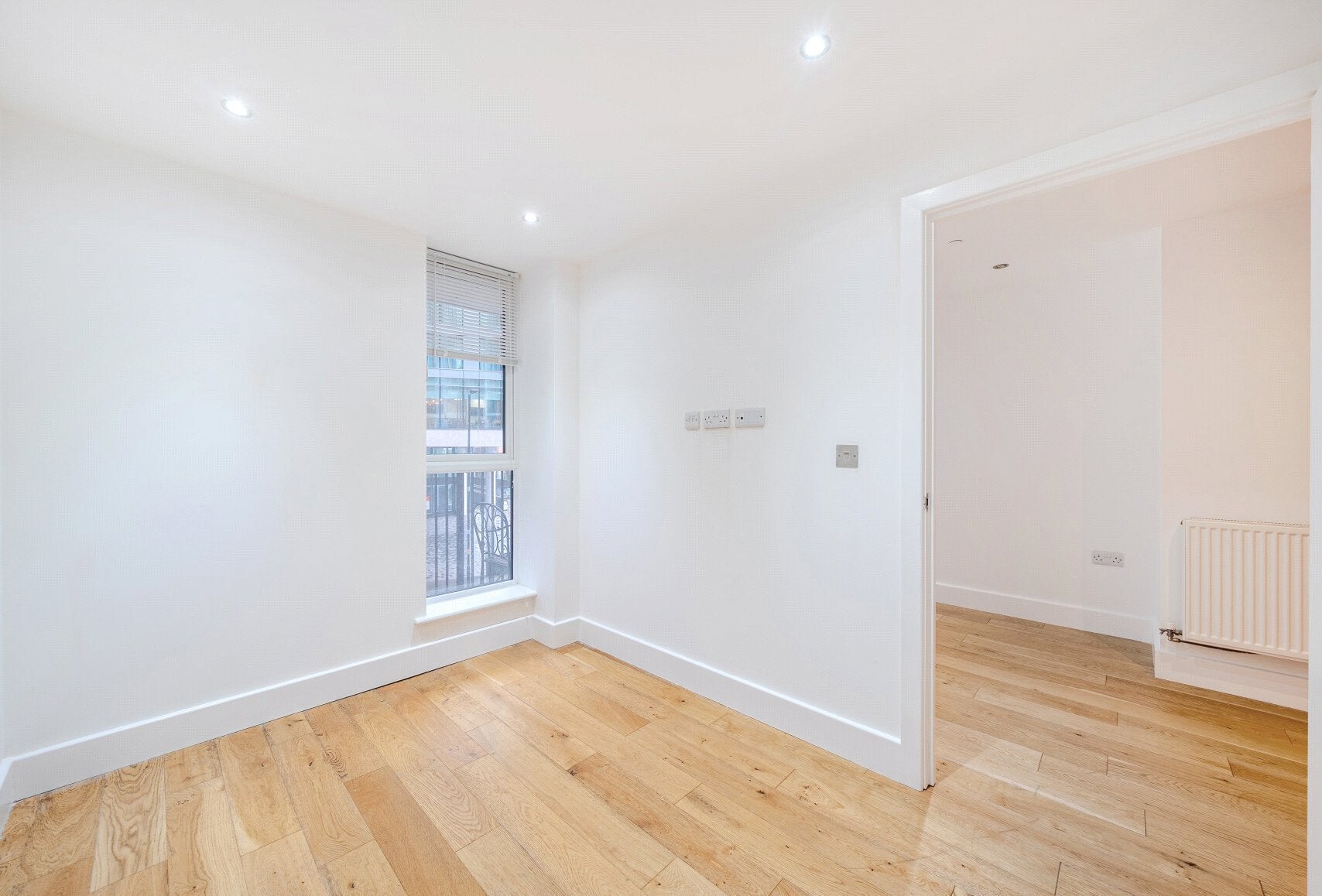 Flat Sutton Court Road in Greater London