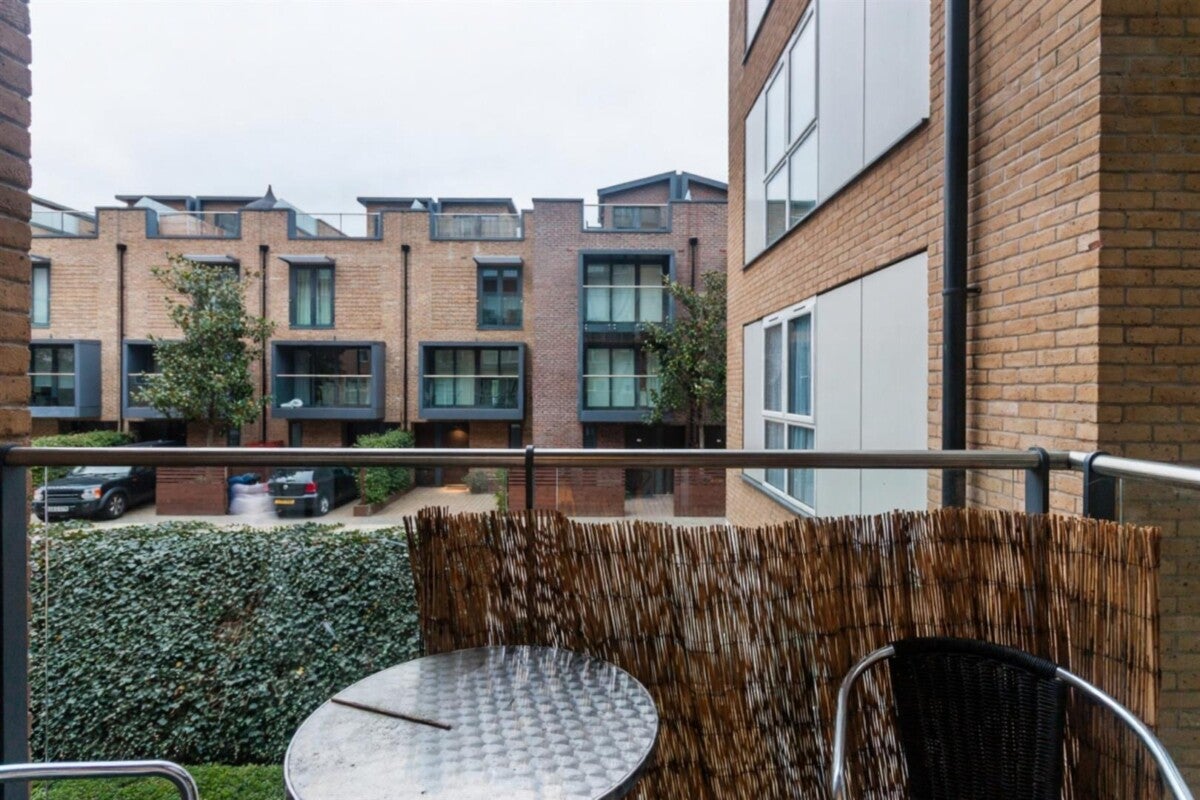 Flat Bromyard Avenue in Greater London