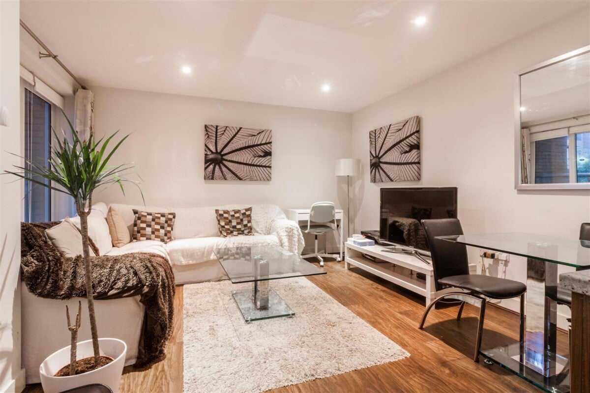 Flat Bromyard Avenue in Greater London