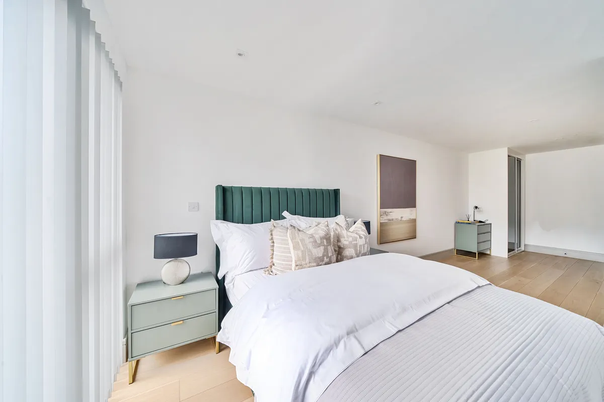 Flat Lawrence Road in Greater London