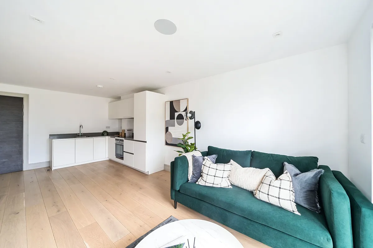 Flat Lawrence Road in Greater London