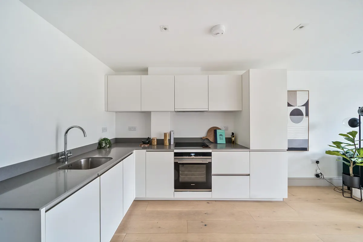 Flat Lawrence Road in Greater London