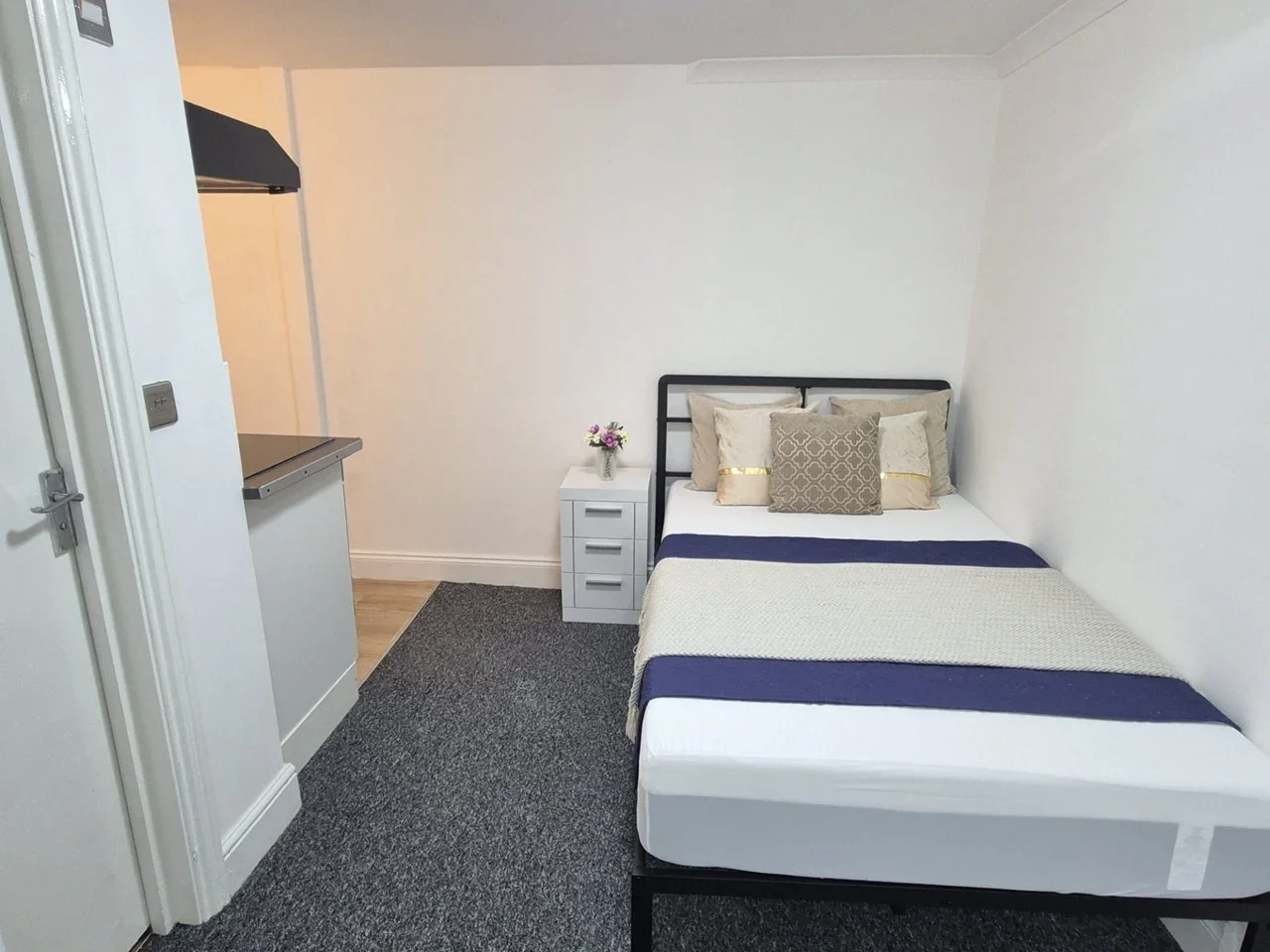 Flat Village Way in Greater London