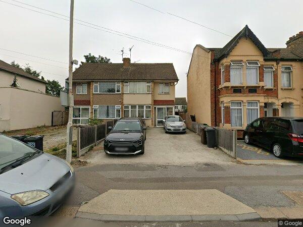 Flat Whalebone Lane North in Greater London