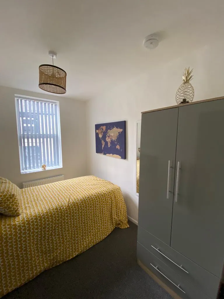 Room Raglan Road in Burnley