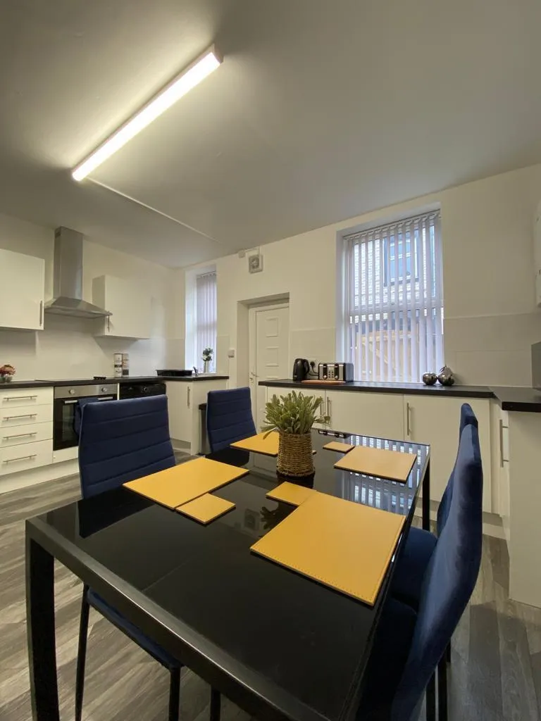 Room Raglan Road in Burnley