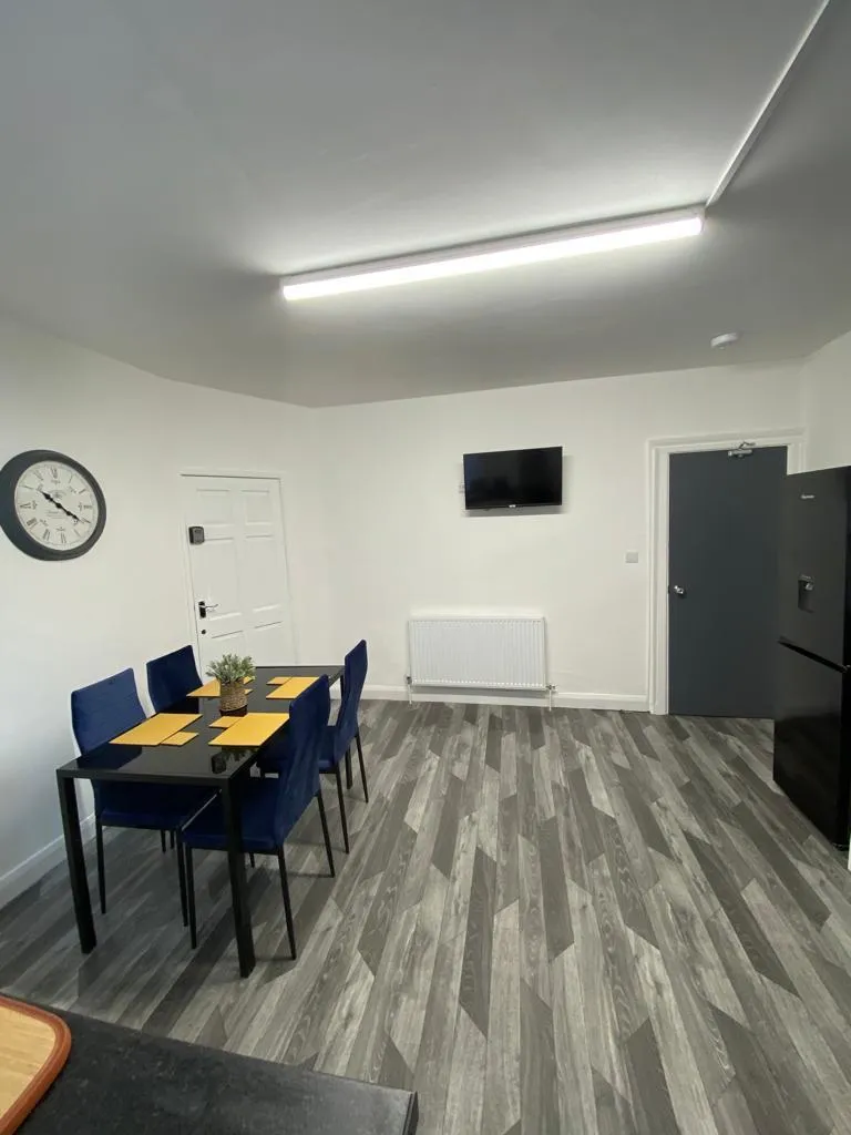 Room Raglan Road in Burnley